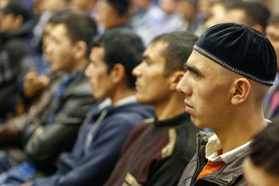 В Петербурге полицейская подозревается в незаконной передаче данных мигрантов